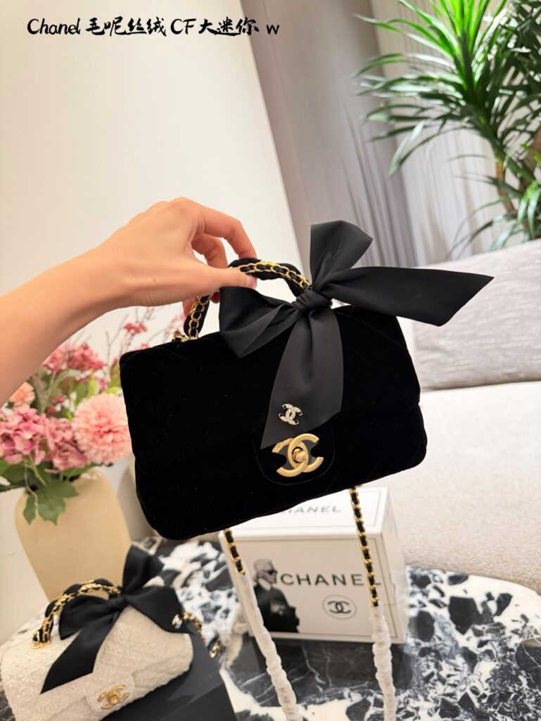 Chanel Top I Phone Pro Ma Black Leather Crossbody Bag editorial product context 3