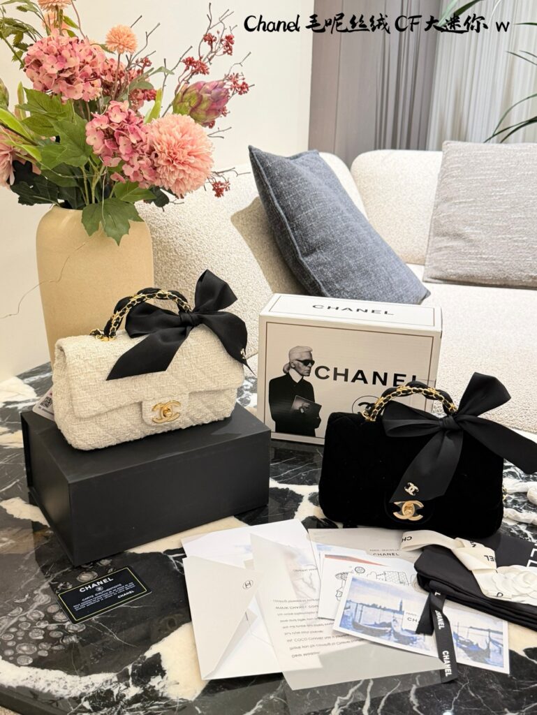 Chanel Top I Phone Pro Ma Black Leather Crossbody Bag editorial product context 1