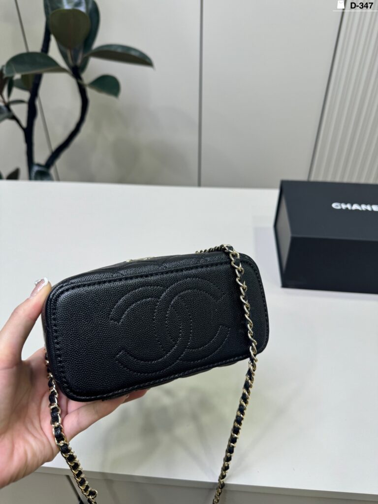 Chanel p130 347 17 10 Bag 17 x 10 cm editorial product context 3