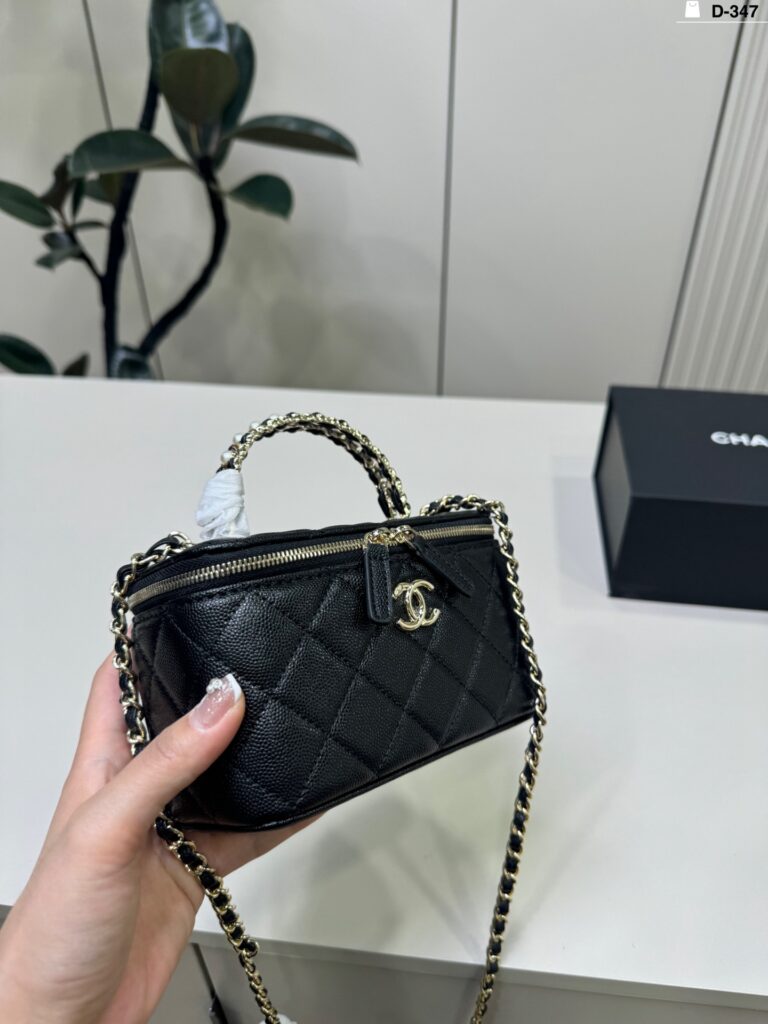 Chanel p130 347 17 10 Bag 17 x 10 cm editorial product context 2