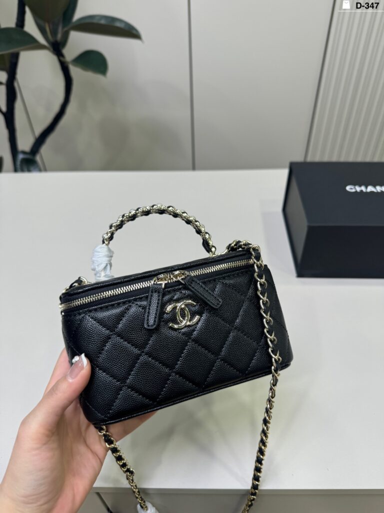 Chanel p130 347 17 10 Bag 17 x 10 cm editorial product context 1