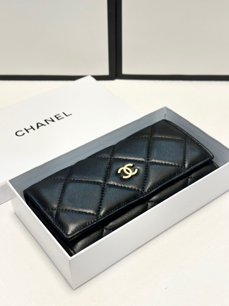 Chanel Black Leather Wallet 19 x 10 cm editorial product context 1