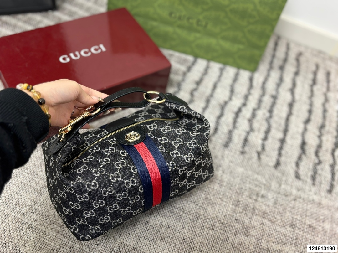 Gucci P115 27 20 Vanity GG Supreme WEB OK Bag