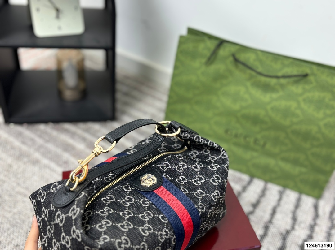Gucci P115 27 20 Vanity GG Supreme WEB OK Bag