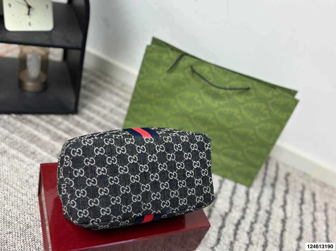 Gucci P115 27 20 Vanity GG Supreme WEB OK Bag