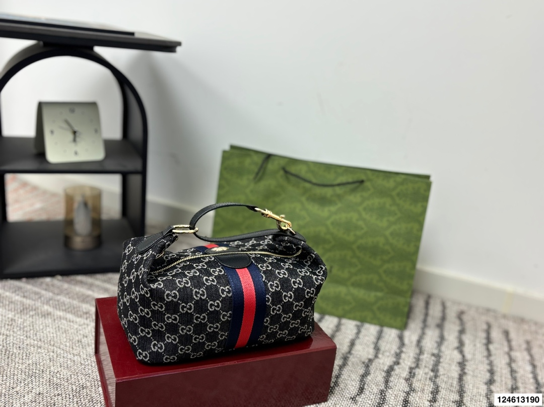 Gucci P115 27 20 Vanity GG Supreme WEB OK Bag