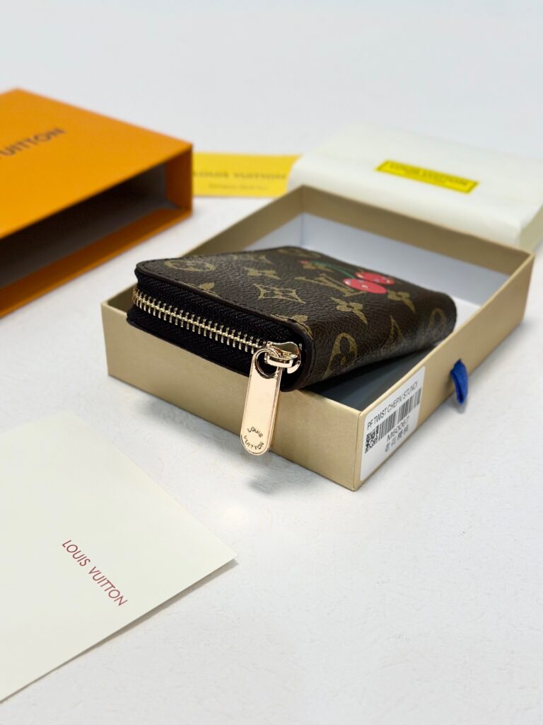 Designer Card Holder 11 x 8 cm editorial product context 3