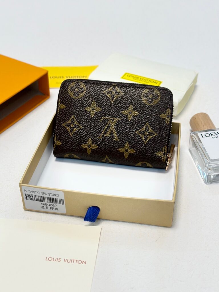 Designer Card Holder 11 x 8 cm editorial product context 2