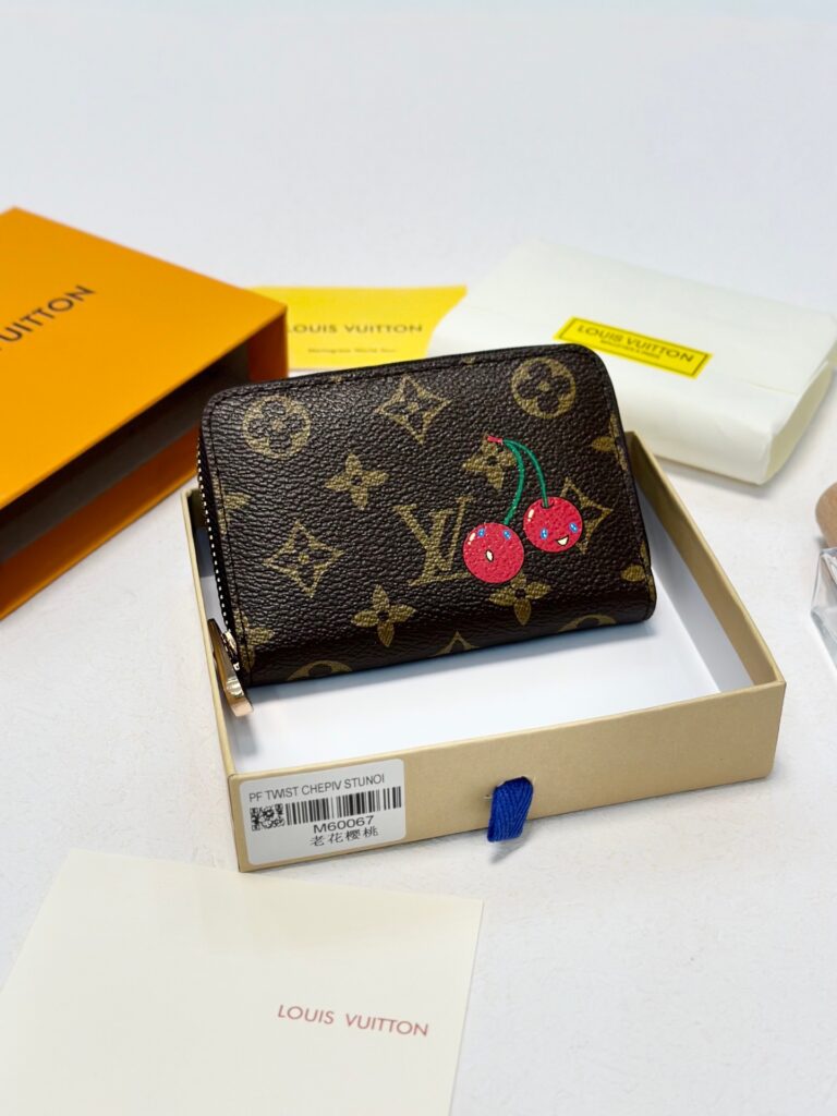 Designer Card Holder 11 x 8 cm editorial product context 1