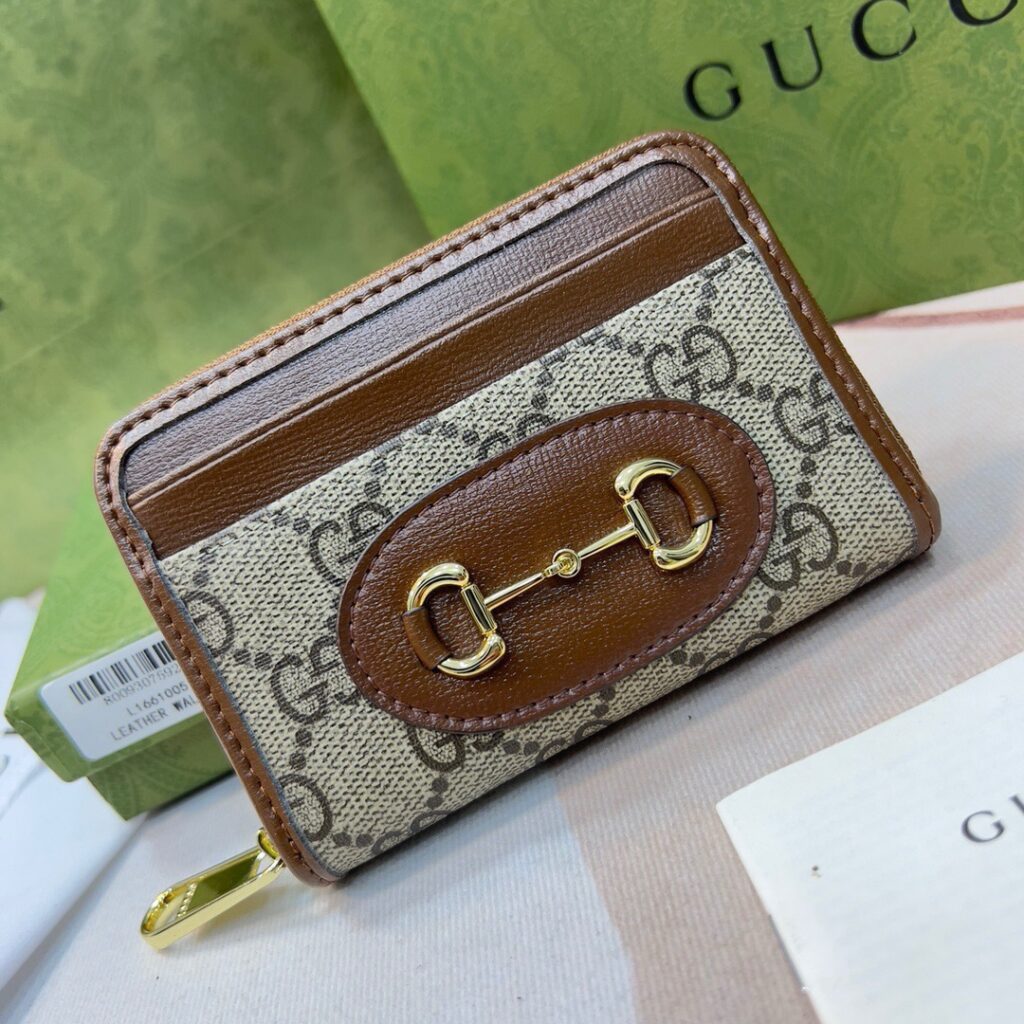 Gucci Guccl 11 Gg Supreme White Canvas Card Holder 5 x 3 cm editorial product context 2
