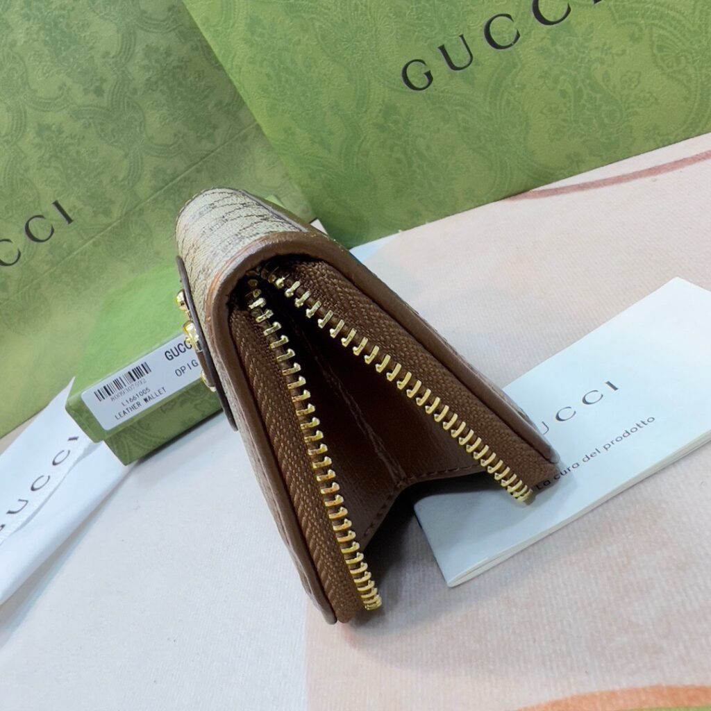 Gucci Guccl 11 Gg Supreme White Canvas Card Holder 5 x 3 cm editorial product context 3