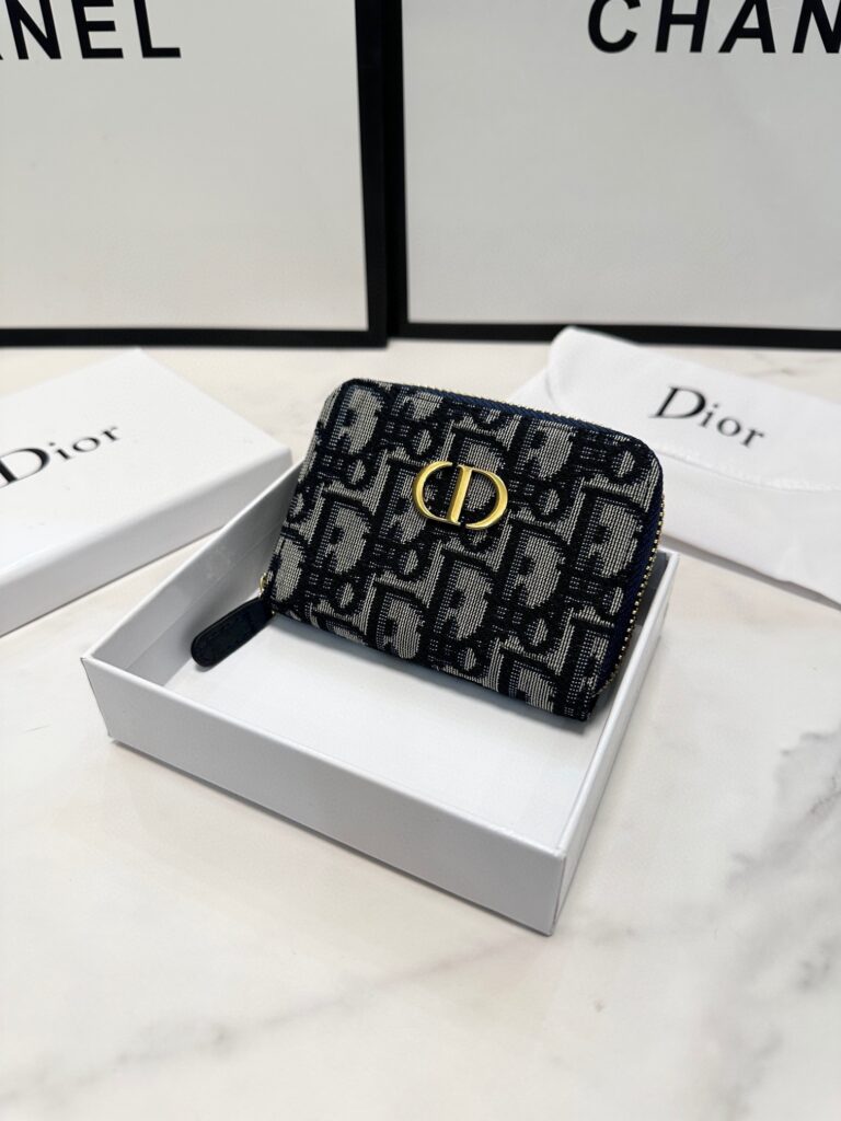 Dior 10 Oblique Black Card Holder 5 x 7 cm editorial product context 2