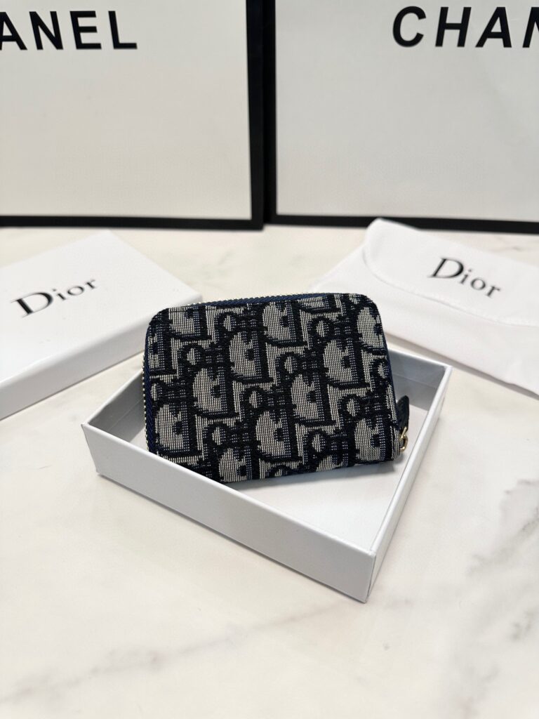 Dior 10 Oblique Black Card Holder 5 x 7 cm editorial product context 3