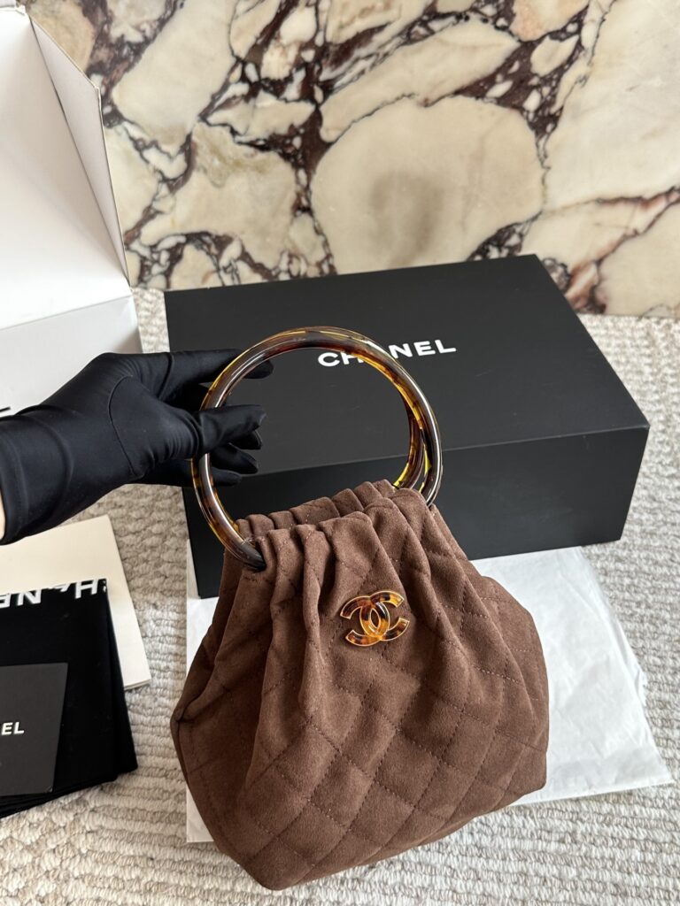 Designer Chanel26c Logo Large Handbag 18 x 15 cm editorial product context 2