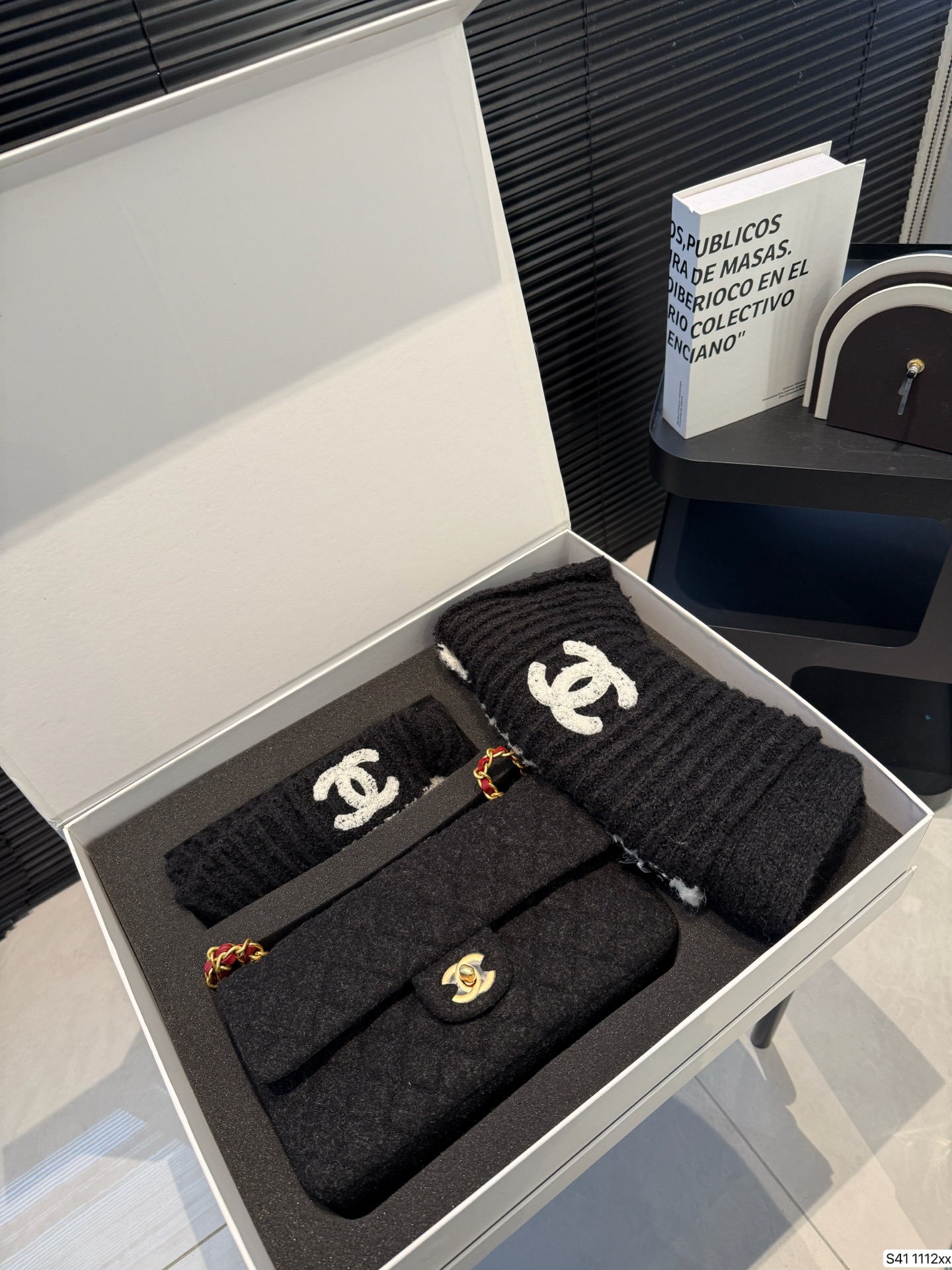 Chanel P240 CF 25 16 1112 Scarf