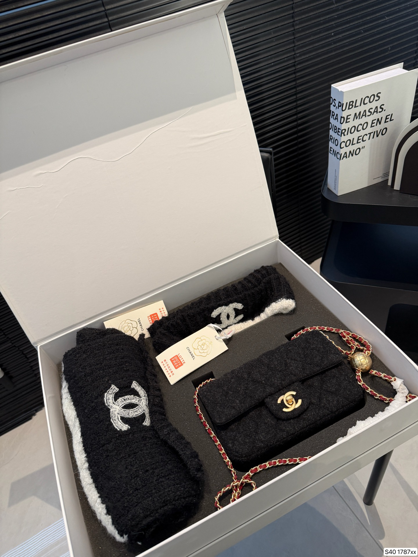 Chanel P235 19 12 1787 Scarf
