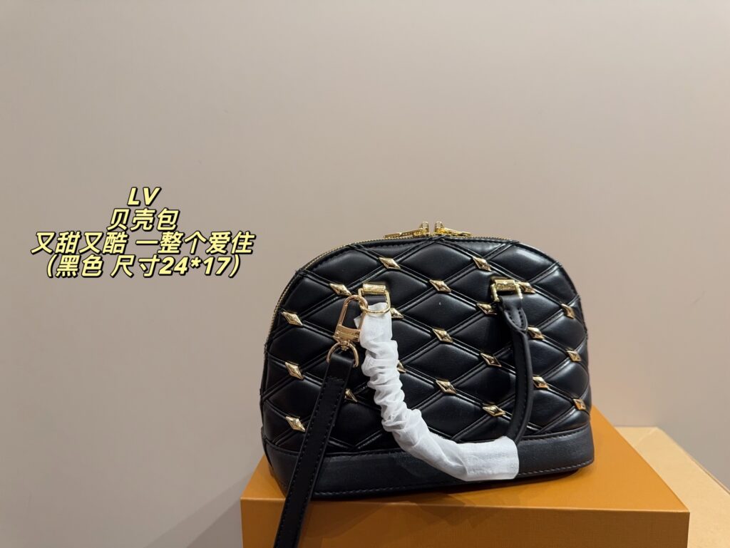 Louis Vuitton P185 24 17 Bag 24 x 17 cm editorial product context 3