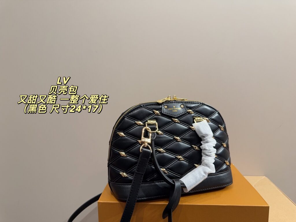Louis Vuitton P185 24 17 Bag 24 x 17 cm editorial product context 1