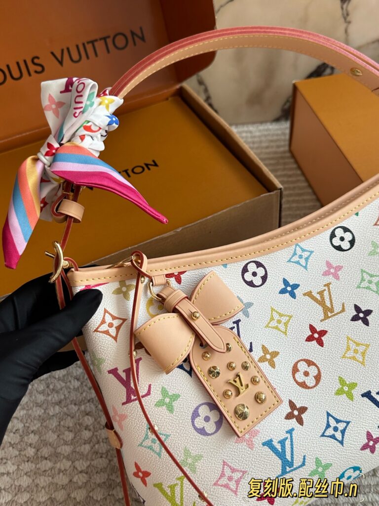 Louis Vuitton Carryall Neverfull 34 Crossbody Bag 19 cm editorial product context 2