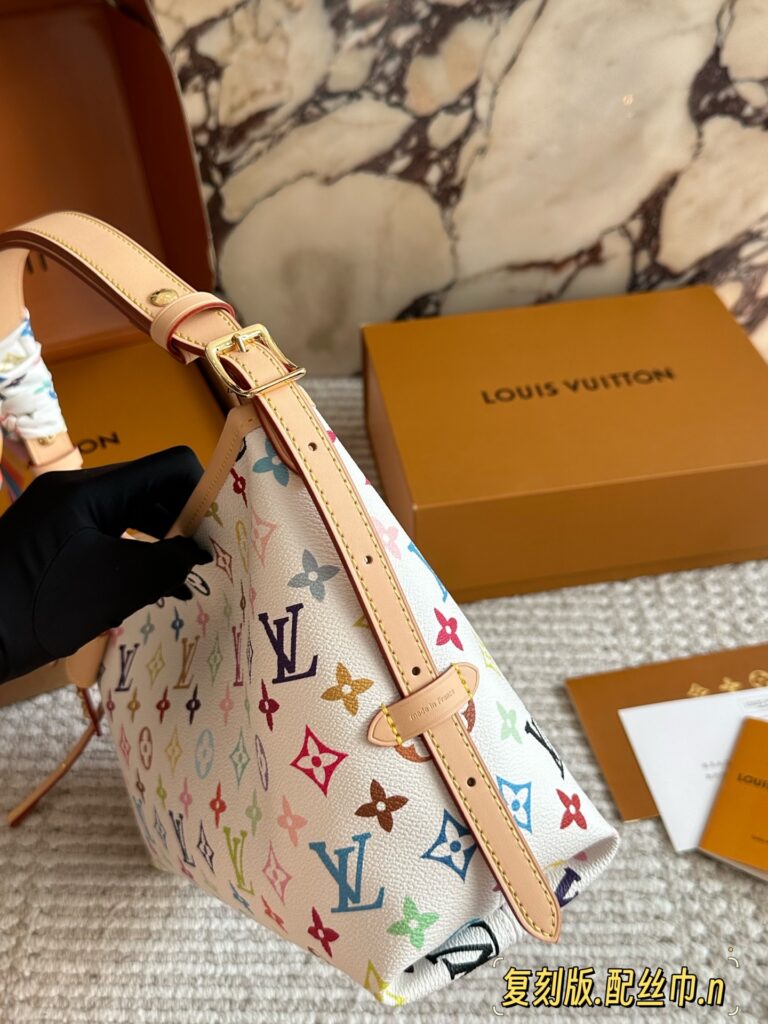 Louis Vuitton Carryall Neverfull 34 Crossbody Bag 19 cm editorial product context 3