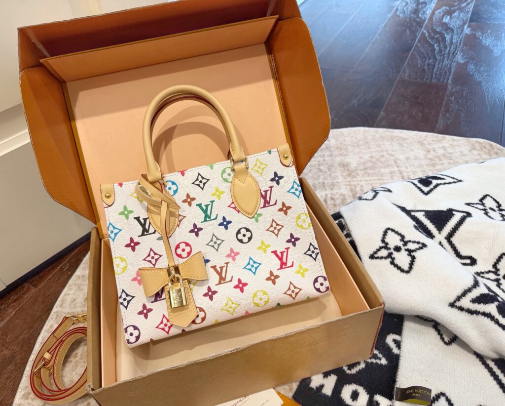 Louis Vuitton Onthego Eastwest 25 Tote Bag editorial product context 1