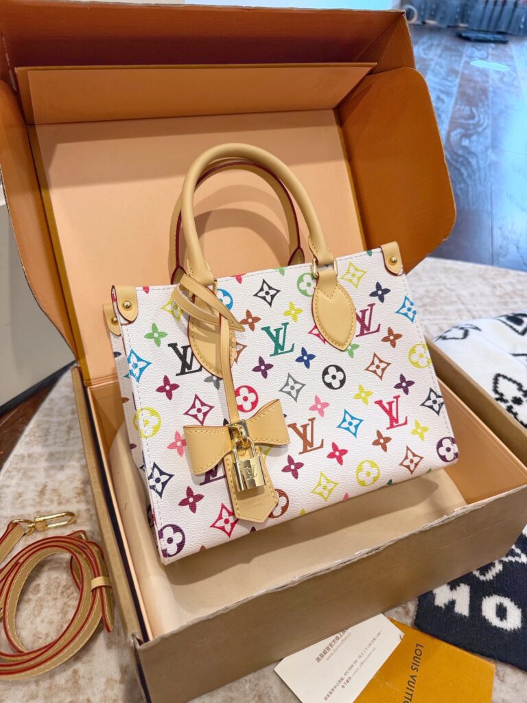 Louis Vuitton Onthego Eastwest 25 Tote Bag editorial product context 2