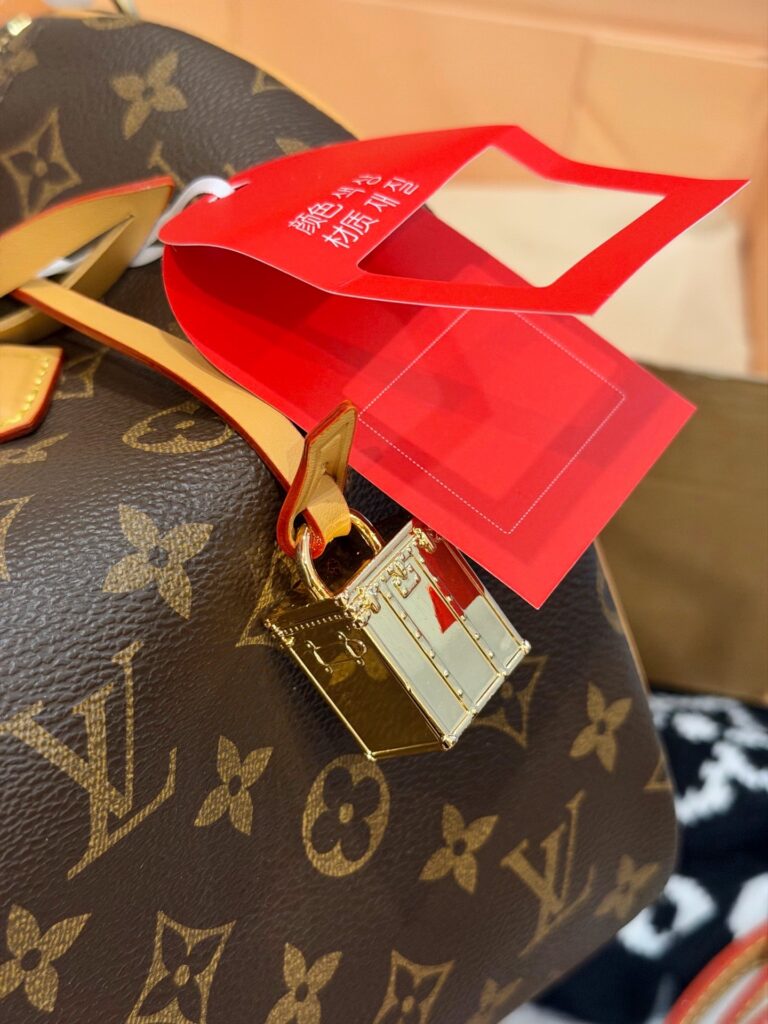 Louis Vuitton Keepall Bandouliere Lvkeepall Vintage Musevie Bag 30 cm editorial product context 3