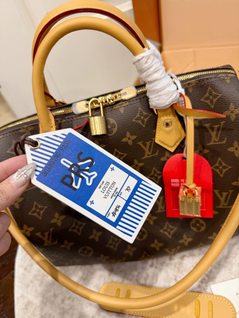 Louis Vuitton Keepall Bandouliere Lvkeepall Vintage Musevie Bag 30 cm editorial product context 2