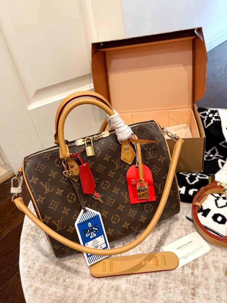 Louis Vuitton Keepall Bandouliere Lvkeepall Vintage Musevie Bag 30 cm editorial product context 1