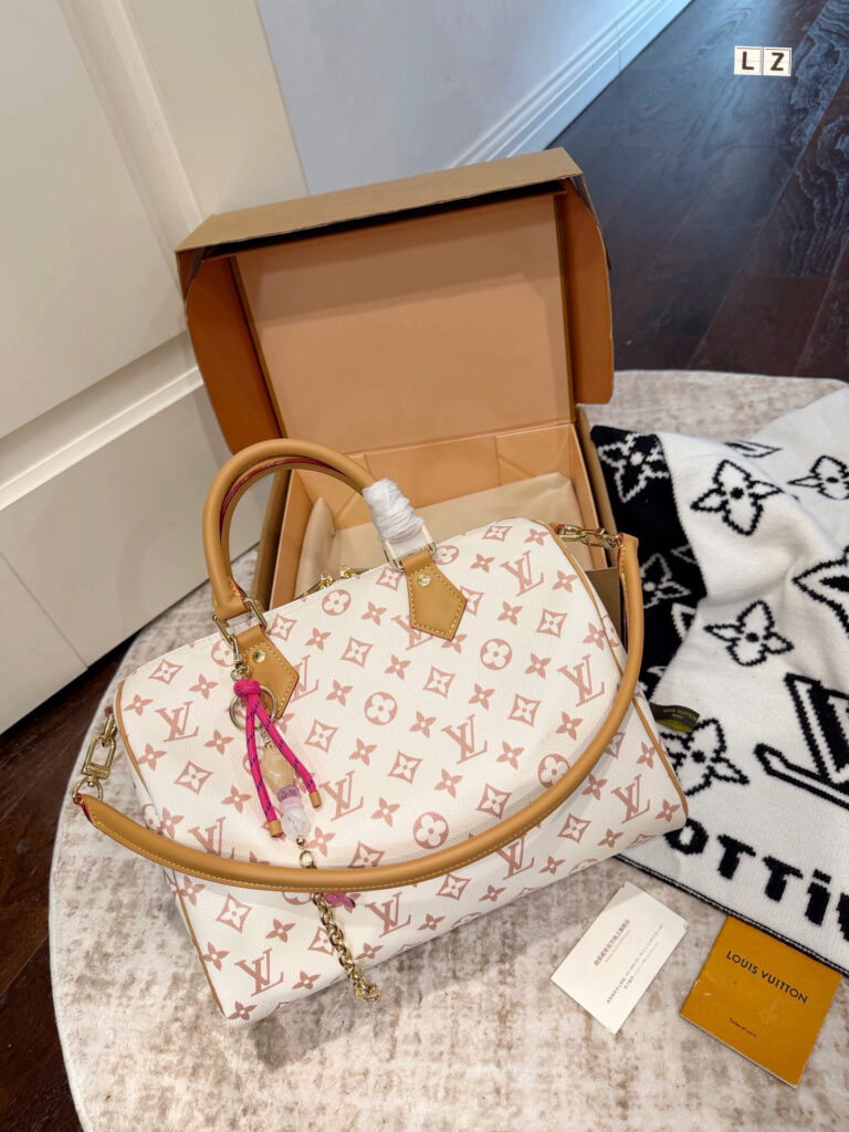 Louis Vuitton Keepall Bandouliere Lvkeepall Vintage Musevie Bag 30 cm editorial product context 1