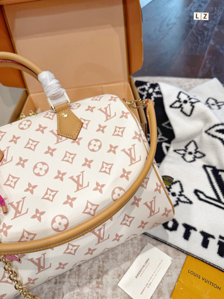 Louis Vuitton Keepall Bandouliere Lvkeepall Vintage Musevie Bag 30 cm editorial product context 3