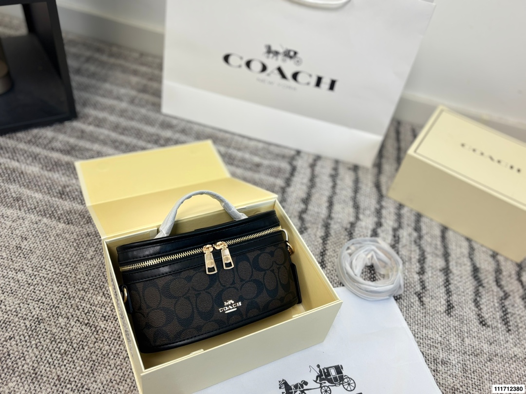 Coach p135 22 13 Wallet