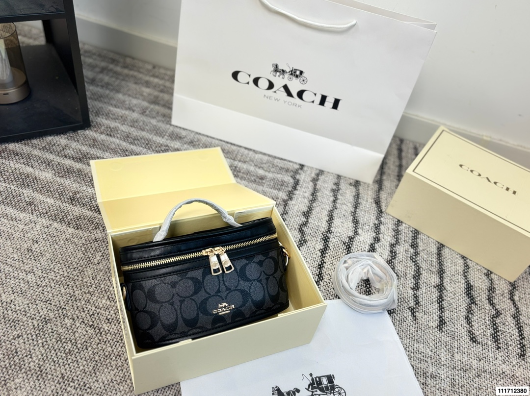 Coach p135 22 13 Wallet