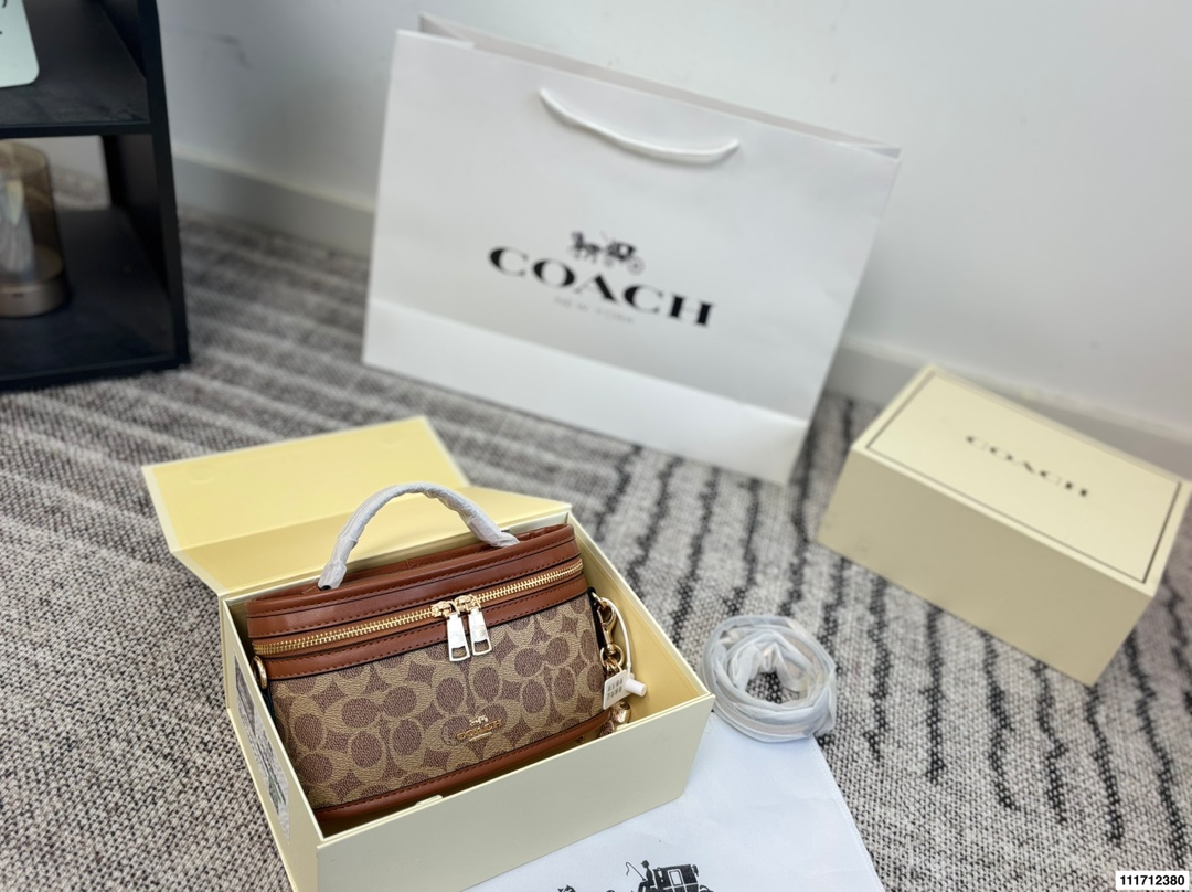 Coach p135 22 13 Wallet