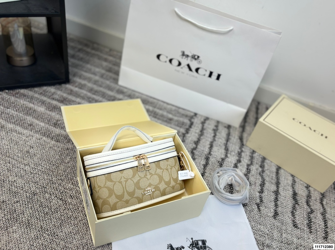 Coach p135 22 13 Wallet