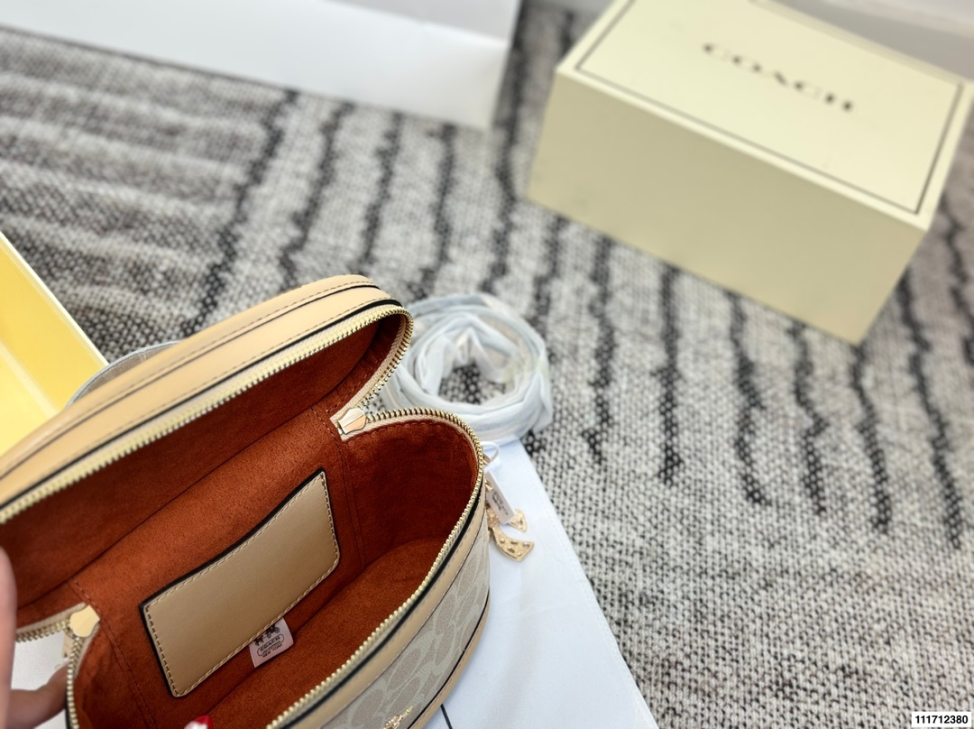 Coach p135 22 13 Wallet