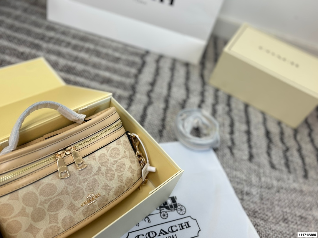 Coach p135 22 13 Wallet