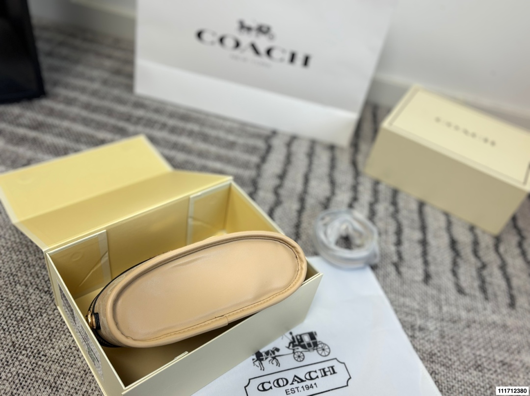 Coach p135 22 13 Wallet