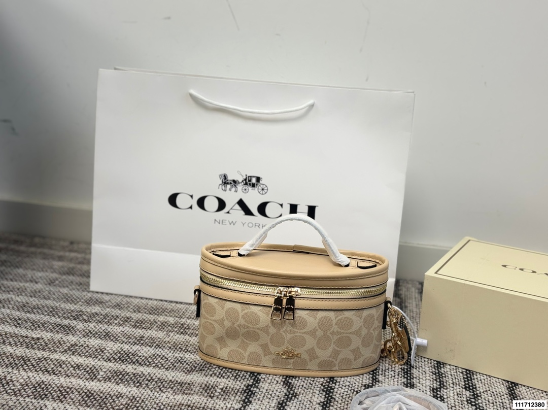 Coach p135 22 13 Wallet