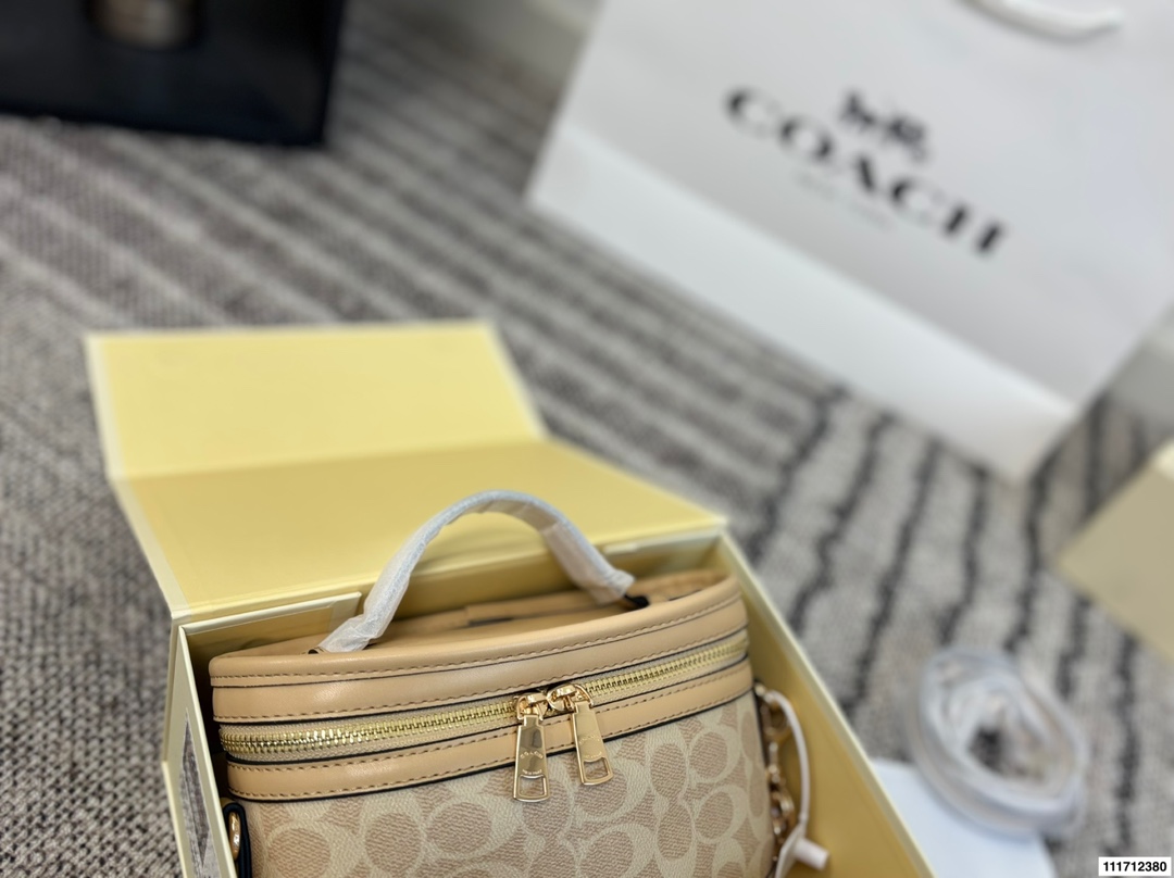 Coach p135 22 13 Wallet