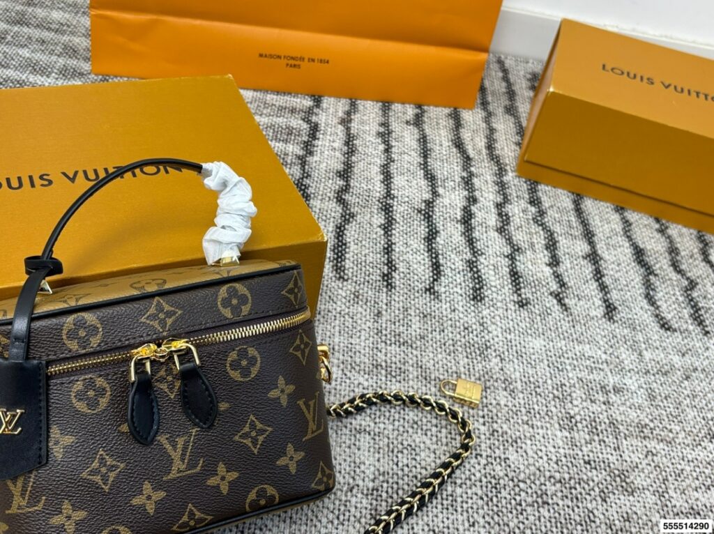 Designer 10 Lvvanity Crossbody Bag 18 x 6 x 11 cm editorial product context 2