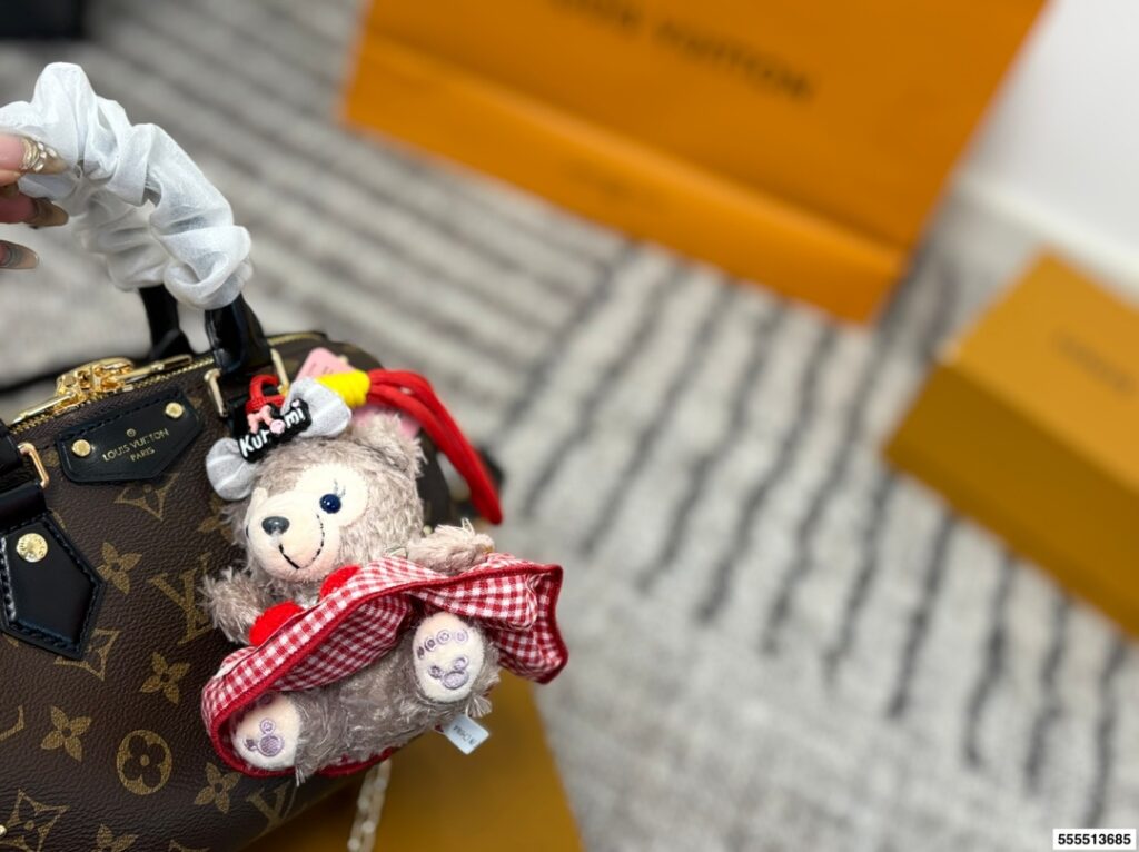 Louis Vuitton p170 10 20 Bag 20.1 cm editorial product context 2