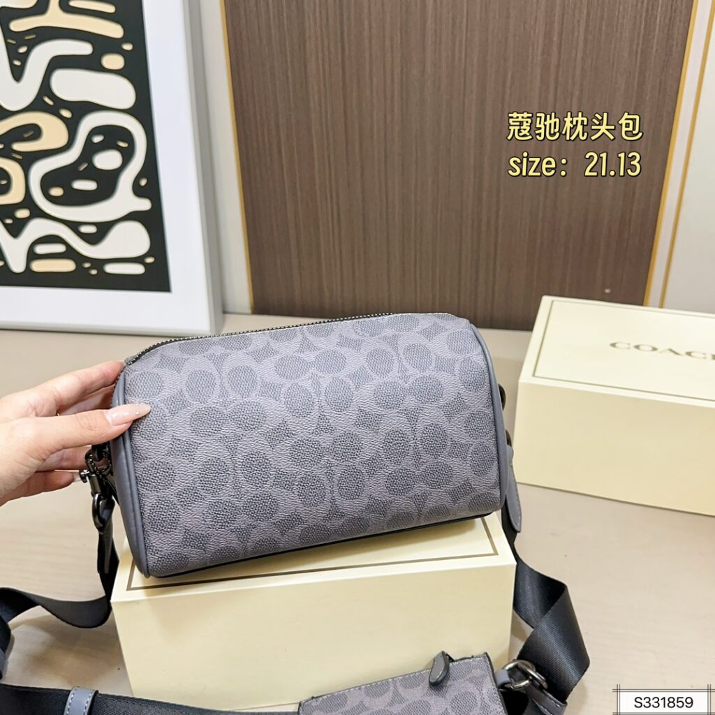 Coach 160 21 13 Crossbody Bag 21 x 13 cm editorial product context 3
