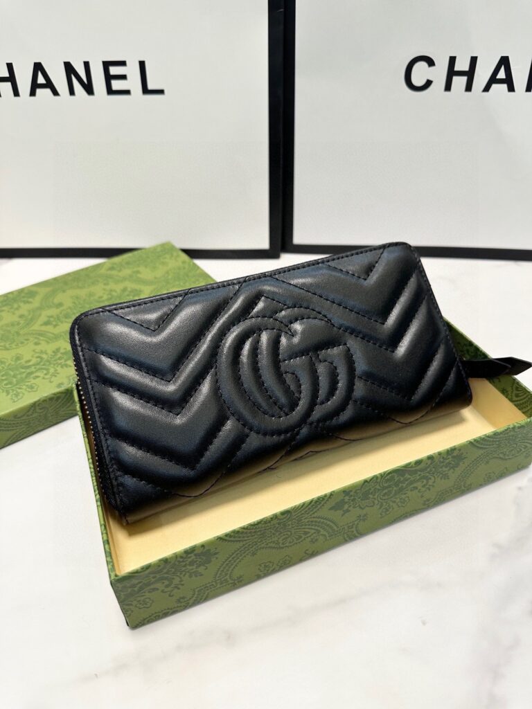 Designer Guccl Gg Marmont Black Leather Wallet 19 x 10 cm editorial product context 2