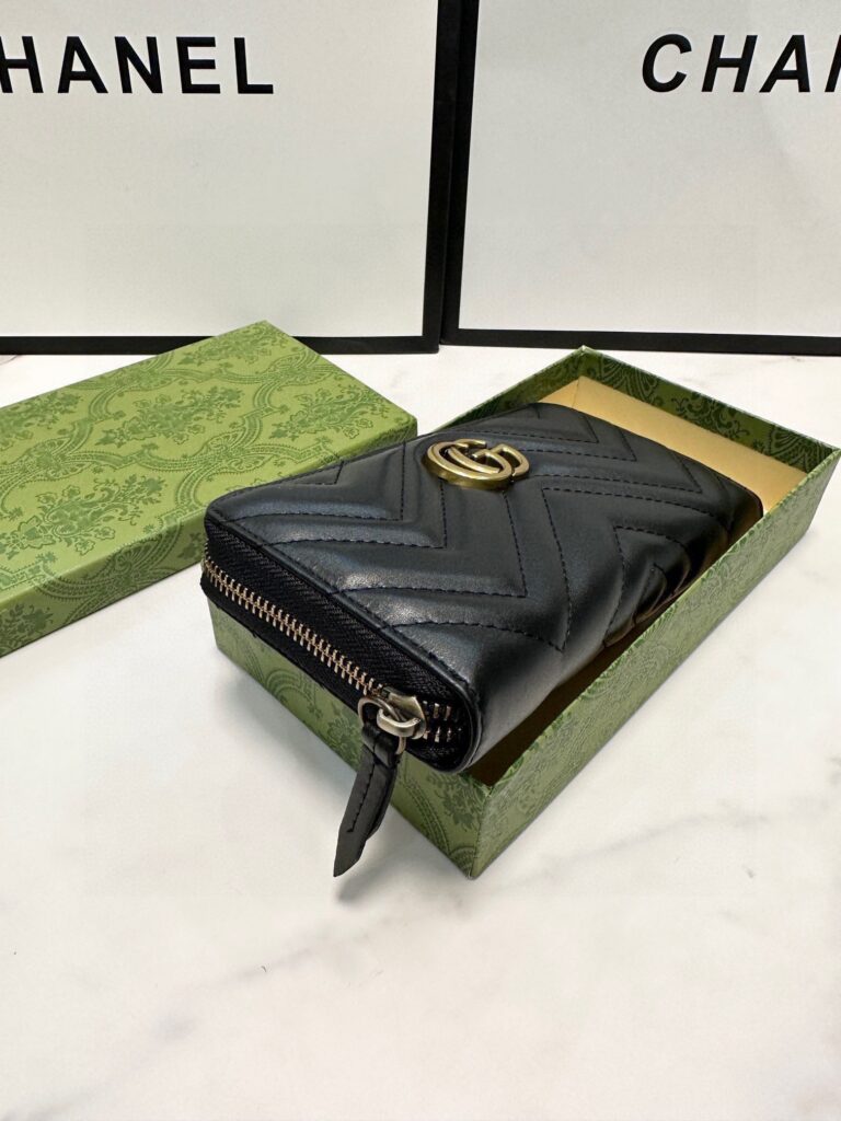 Designer Guccl Gg Marmont Black Leather Wallet 19 x 10 cm editorial product context 3