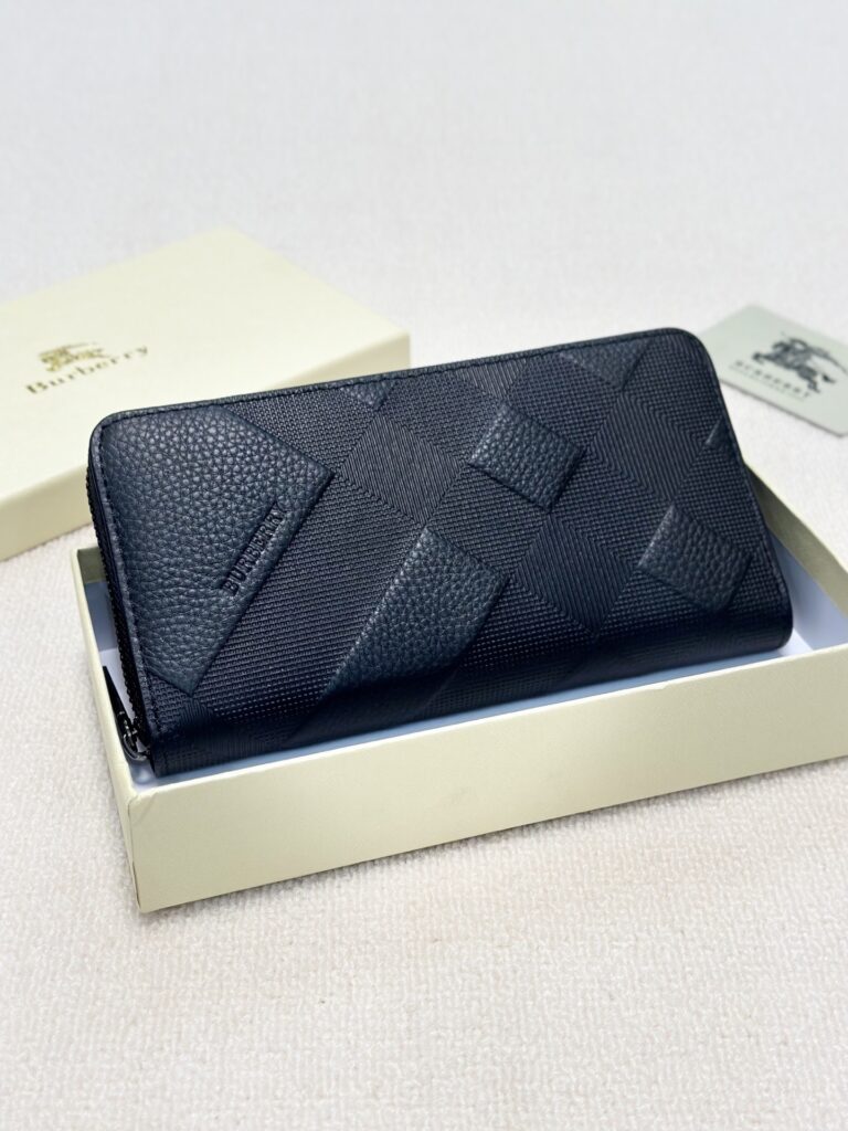 Burberry Black Leather Clutch 20 x 10 cm editorial product context 1