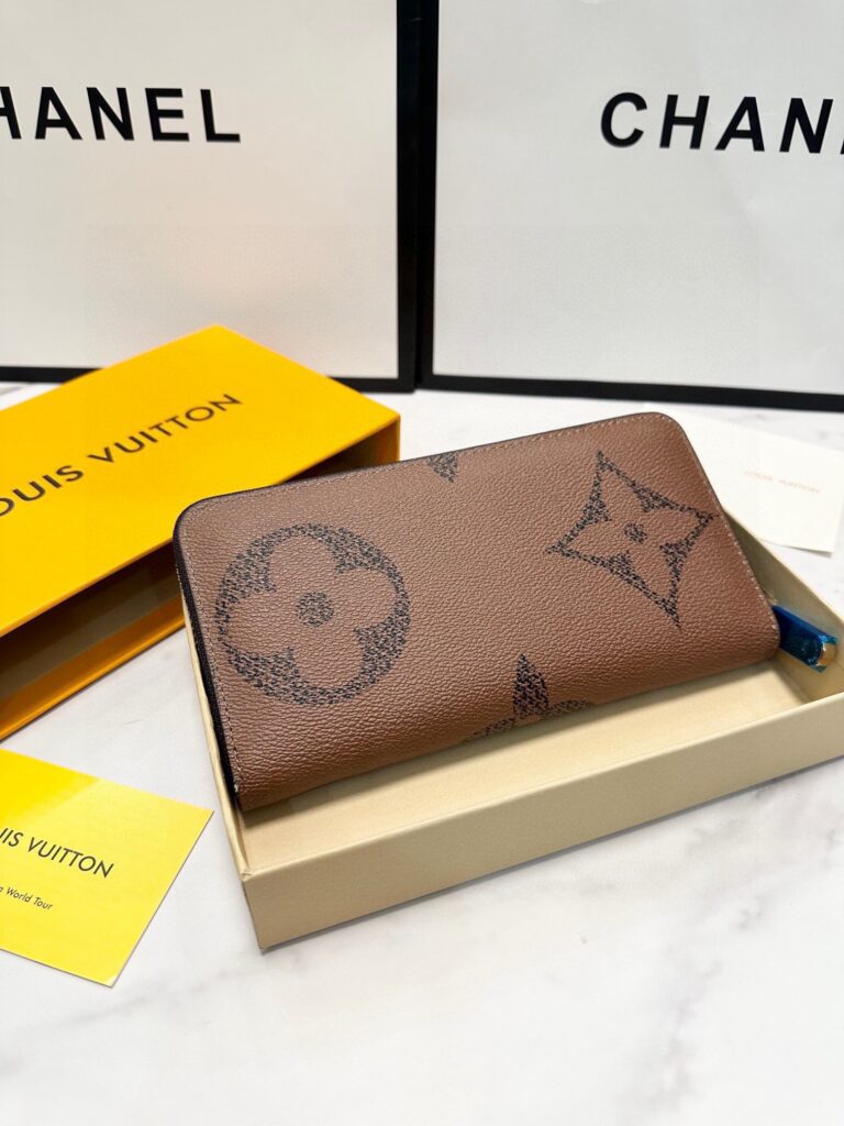 Dior Black Leather Clutch 19 x 10 cm editorial product context 2