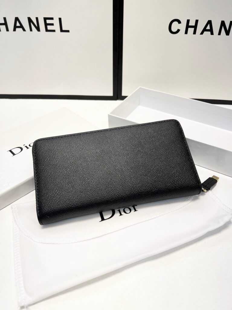 Dior Black Leather Clutch 19 x 10 cm editorial product context 2