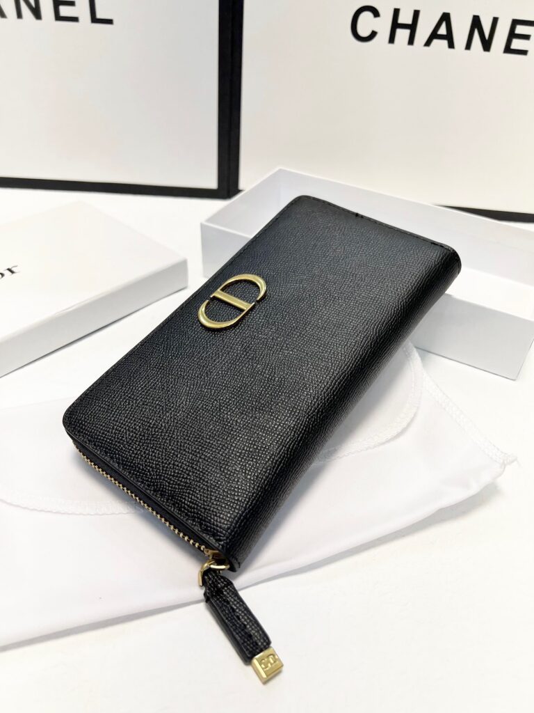 Dior Black Leather Clutch 19 x 10 cm editorial product context 3