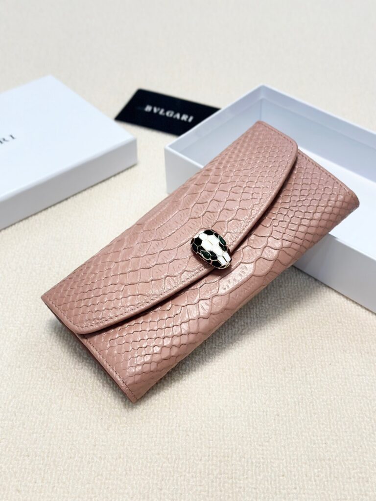 Bvlgari Black Leather Wallet 19 x 10 cm editorial product context 3